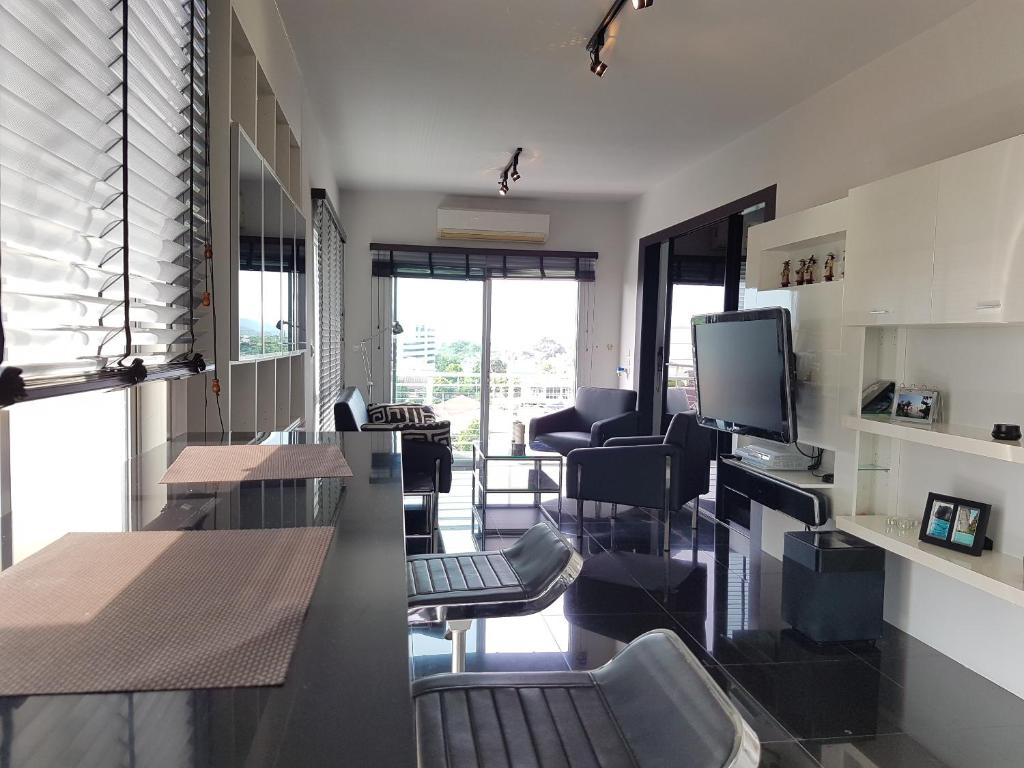 Μια τηλεόραση ή/και κέντρο ψυχαγωγίας στο Flame Tree Residence 2-Bedroom Apartment