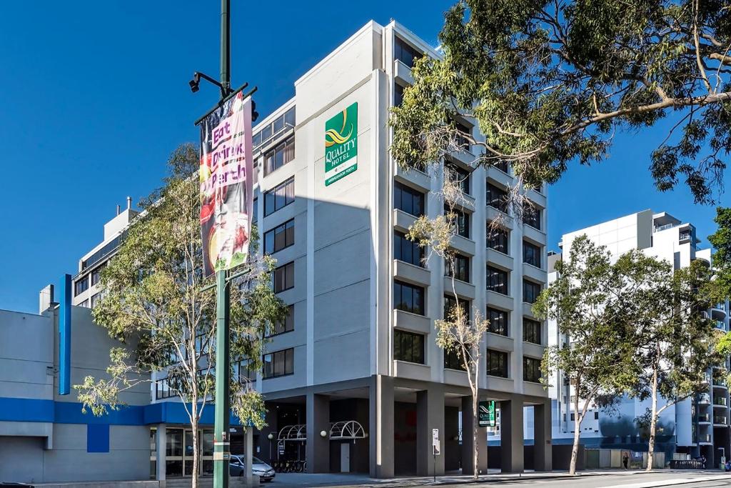 une image d'un bâtiment dans l'établissement Quality Hotel Ambassador Perth, à Perth