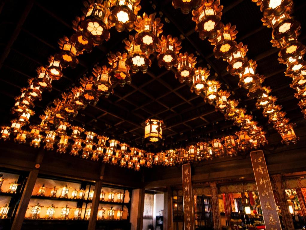 a large room with a bunch of chandeliers at 高野山 宿坊 常喜院 -Koyasan Shukubo Jokiin- in Koyasan