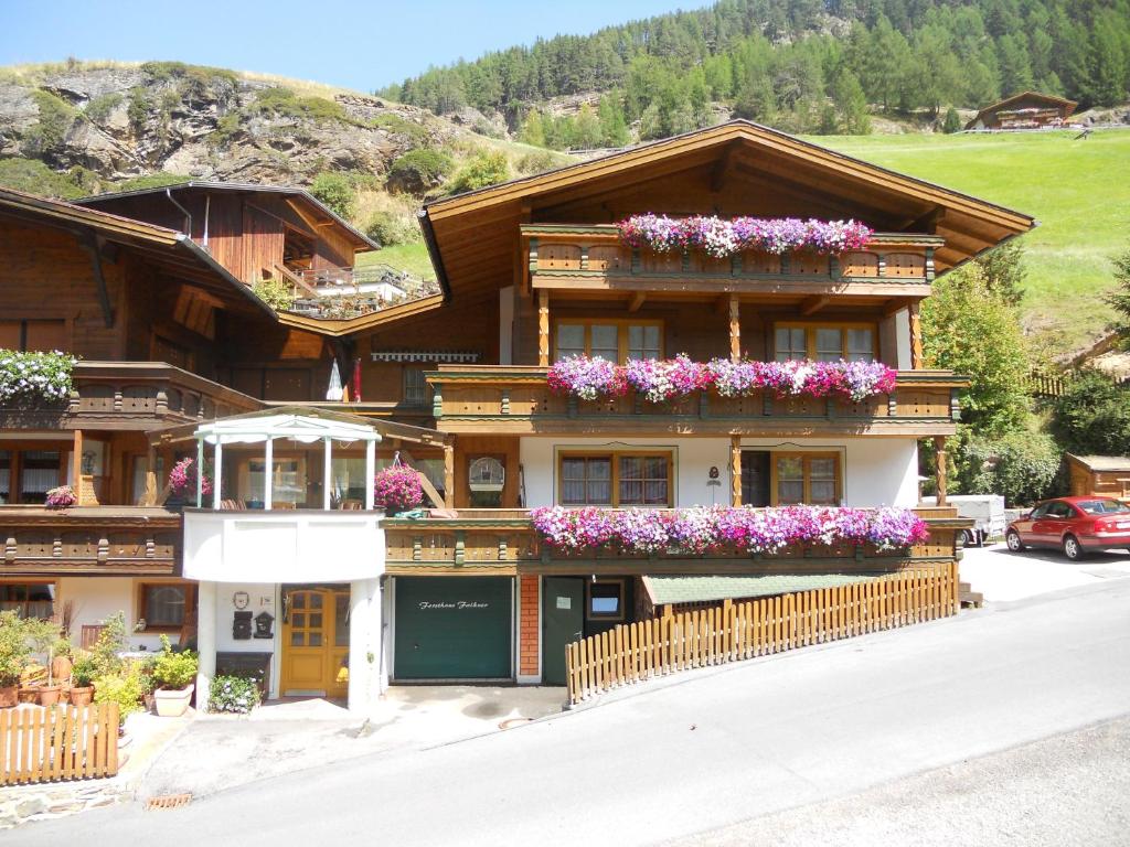 un edificio con cajas de flores en su lado en Forsthaus Falkner en Sölden