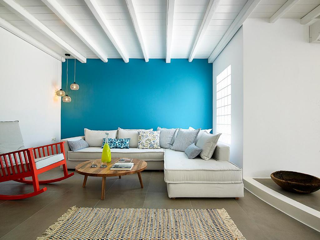 - un salon avec un canapé et un mur bleu dans l'établissement Villa Vipera, à Triovasálos