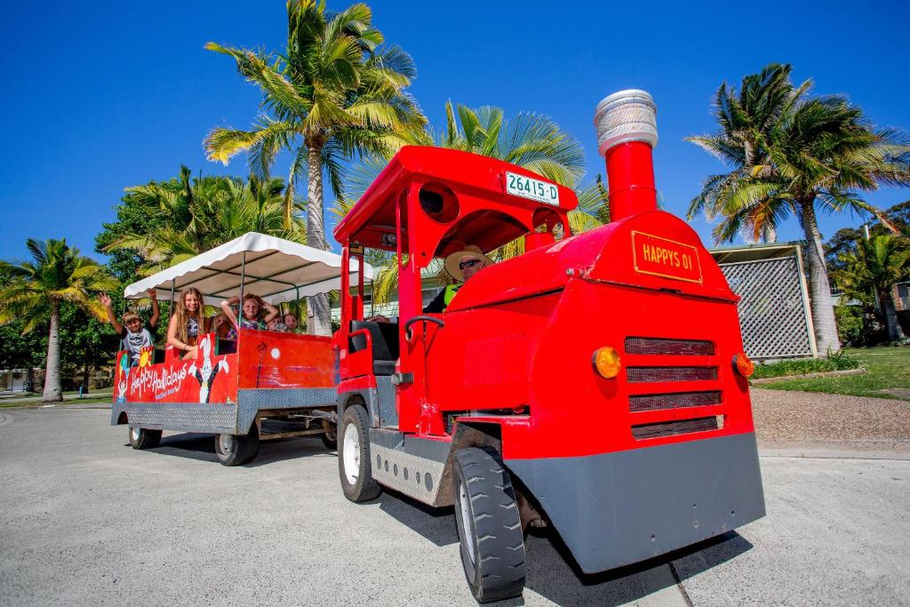 um comboio vermelho com pessoas a andar nele em BIG4 Happy Hallidays em Hallidays Point