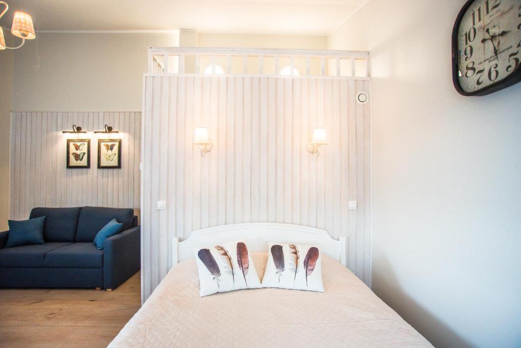 1 dormitorio con 1 cama con 2 pares de zapatos en Lapmanni apartments en Haapsalu