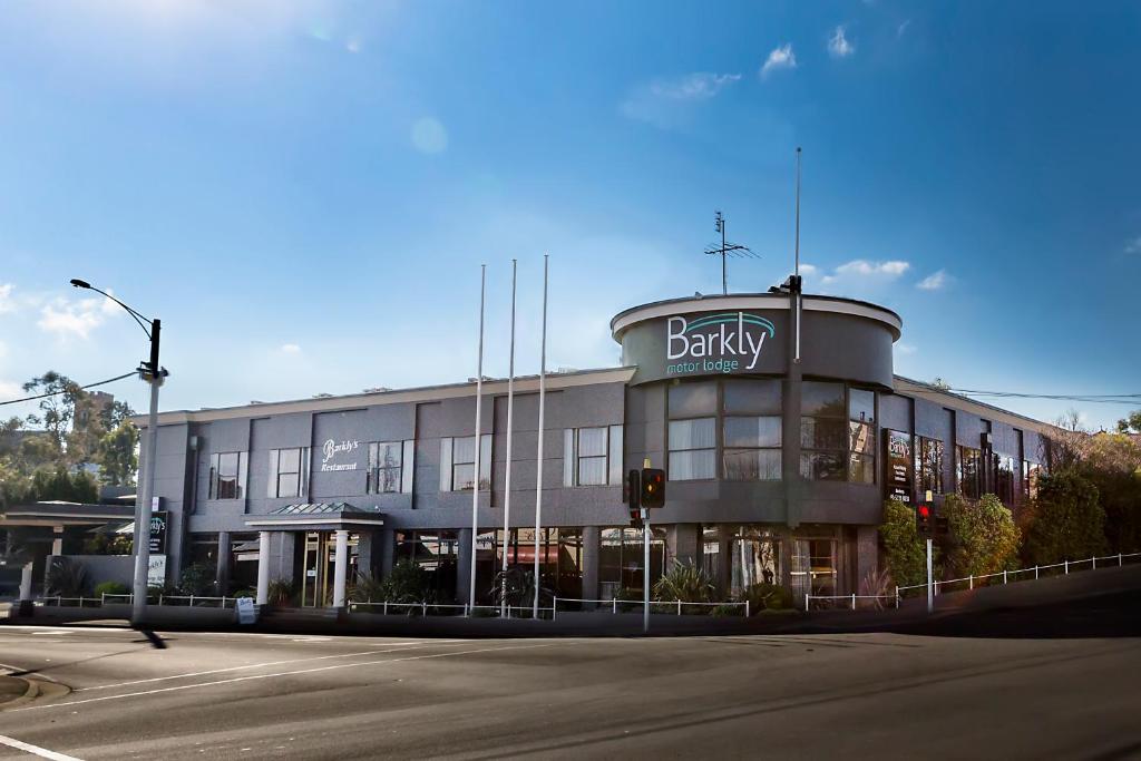 un edificio con un cartello di banca su una strada di Barkly Motorlodge a Ballarat