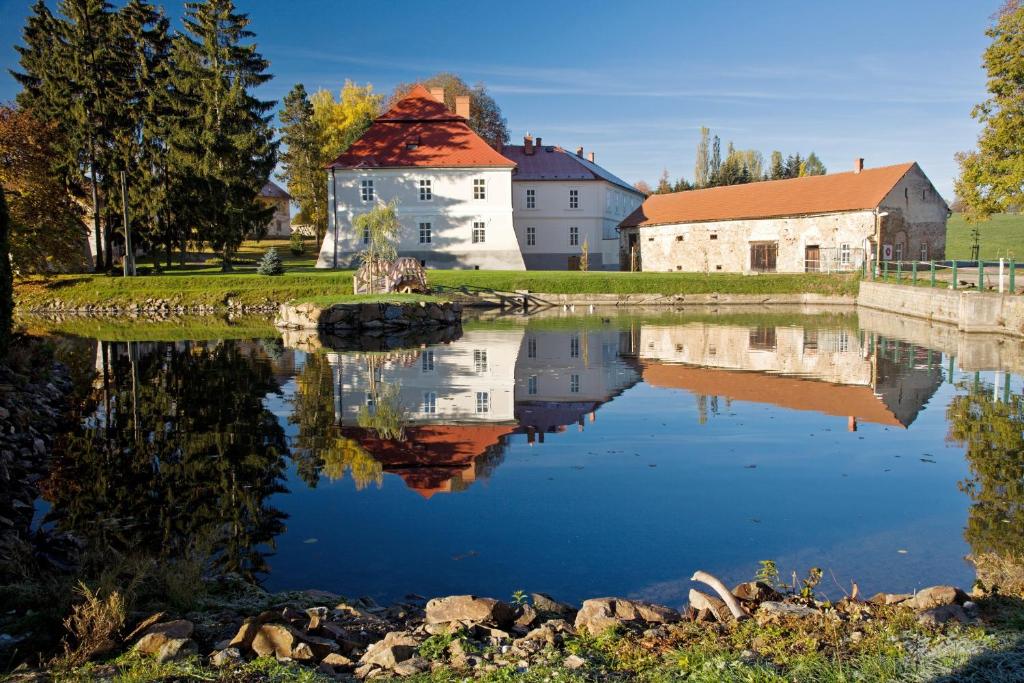 odbicie budynku w zbiorniku wodnym w obiekcie Jizdarna Zamek Skalice w mieście Čkyně