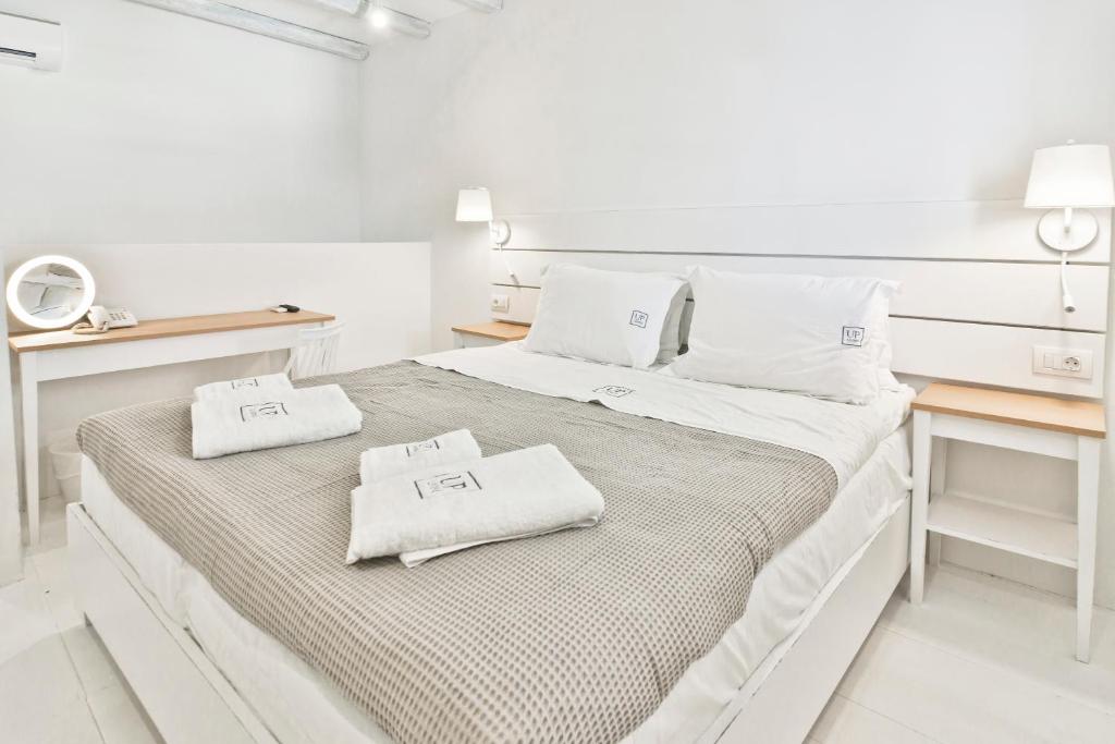 Postel nebo postele na pokoji v ubytování Lindos Comfy Suites