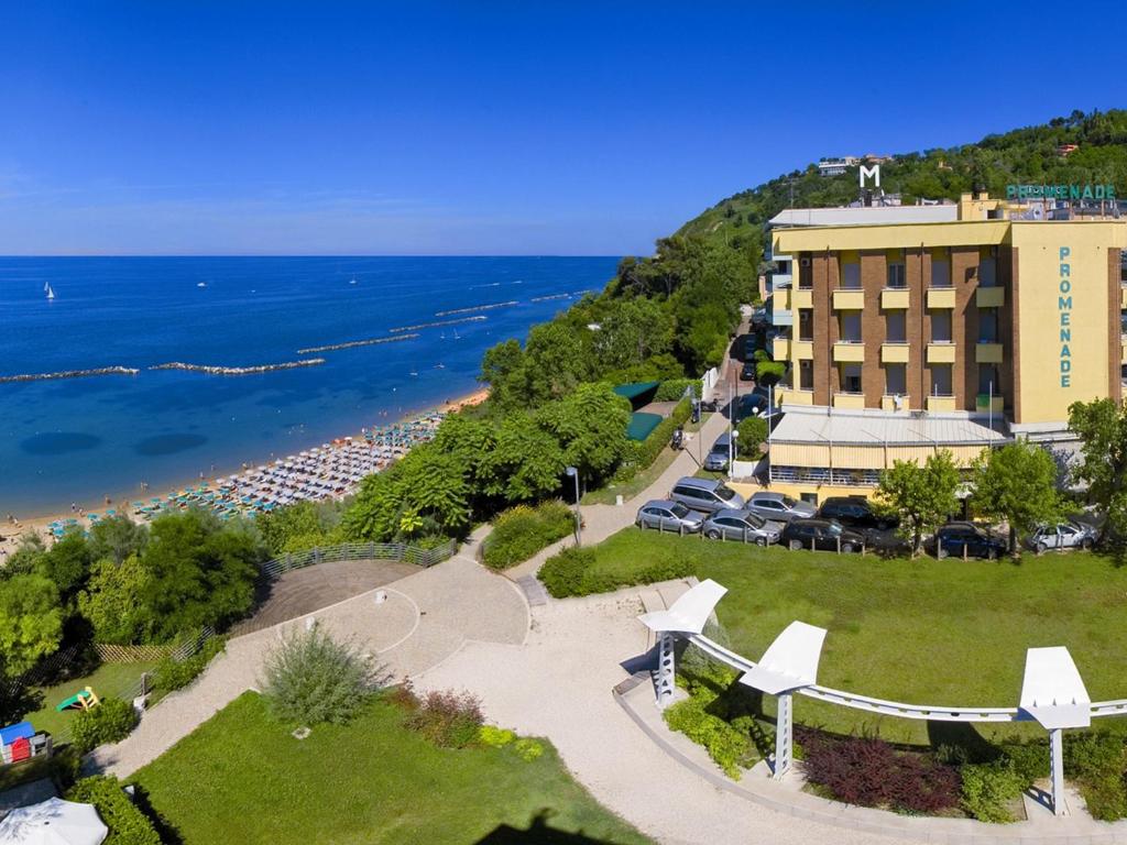 een luchtzicht op een hotel en het strand bij Hotel Promenade in Gabicce Mare