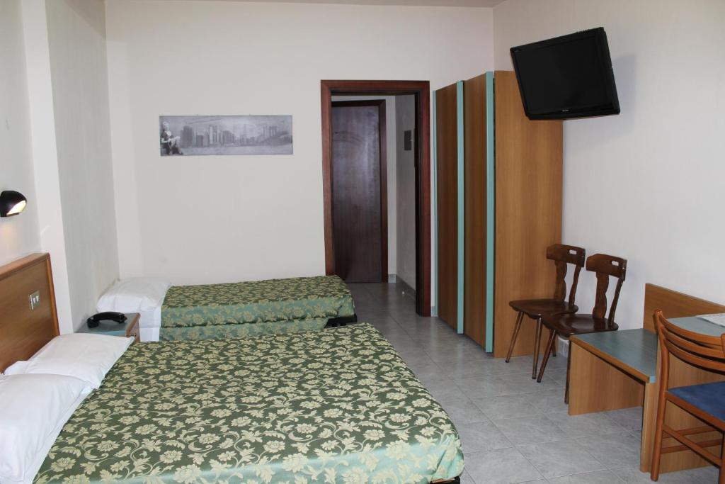 TV a/nebo společenská místnost v ubytování Albergo Napoleone