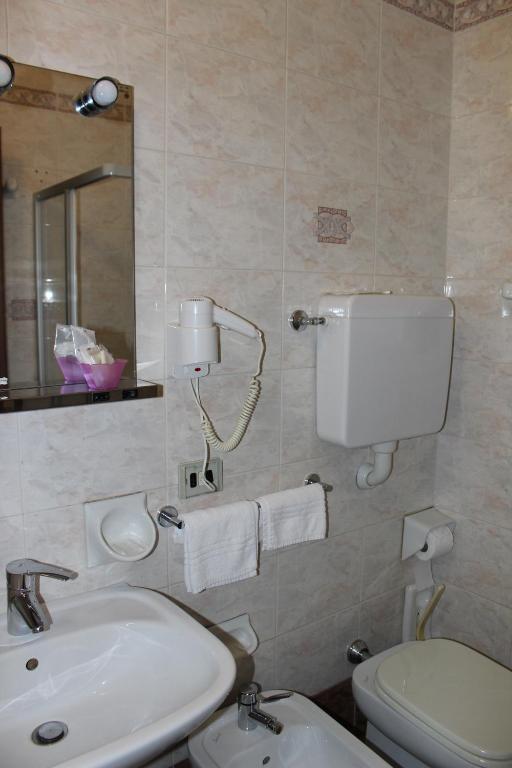 Koupelna v ubytování Albergo Napoleone