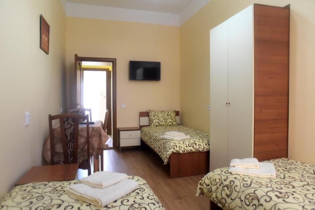 Camera piccola con 2 letti e uno specchio di Apartment on Voloshyna a Lviv