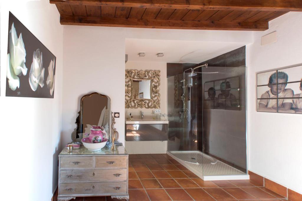 un bagno con doccia e lavandino di Vivienda rural La Monería a Las Delgadas