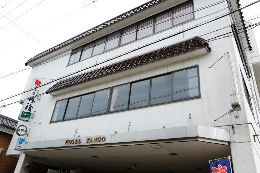un edificio blanco con muchas ventanas en Hotel Tango Nakamura So, en Miyazu