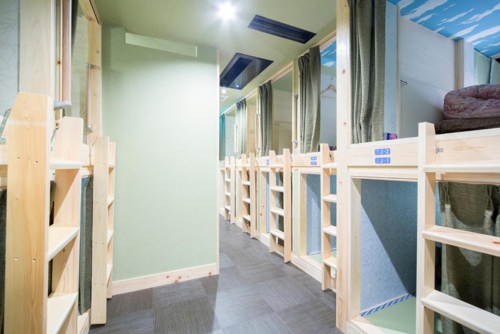 Palanda nebo palandy na pokoji v ubytování HOSTEL WASABI Nagoya Ekimae