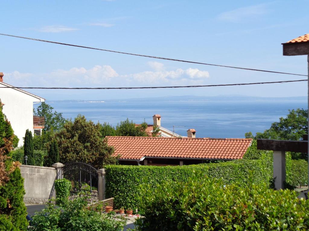 uma vista do jardim de uma casa em Apartman Fortica em Opatija