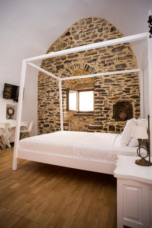 A bed or beds in a room at Lida Mary