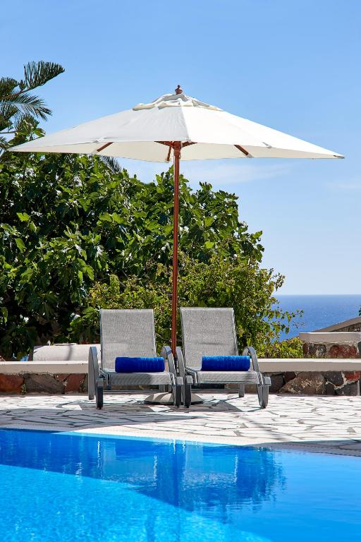 Bazén v ubytování Terra Blue Santorini nebo v jeho okolí