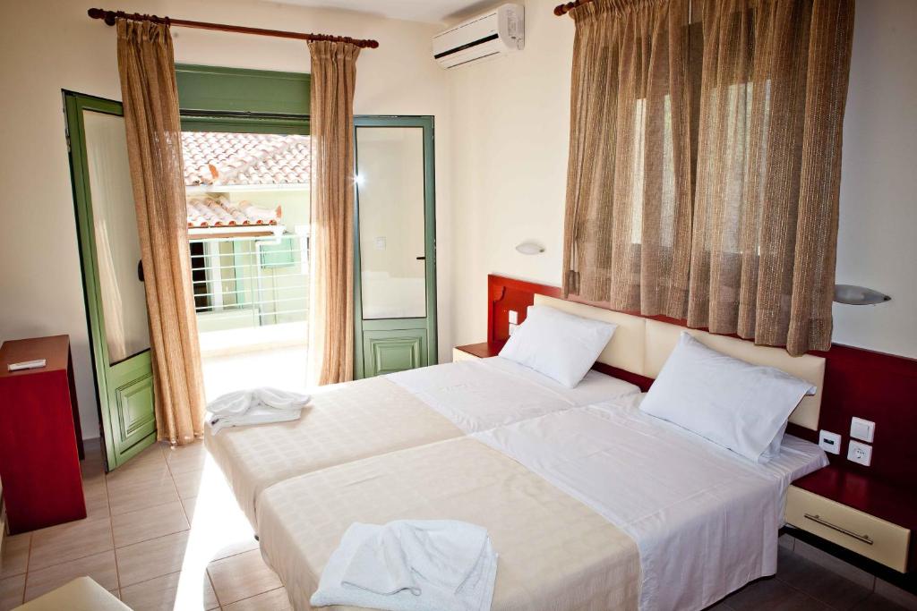 Tempat tidur dalam kamar di Aselinos Suites