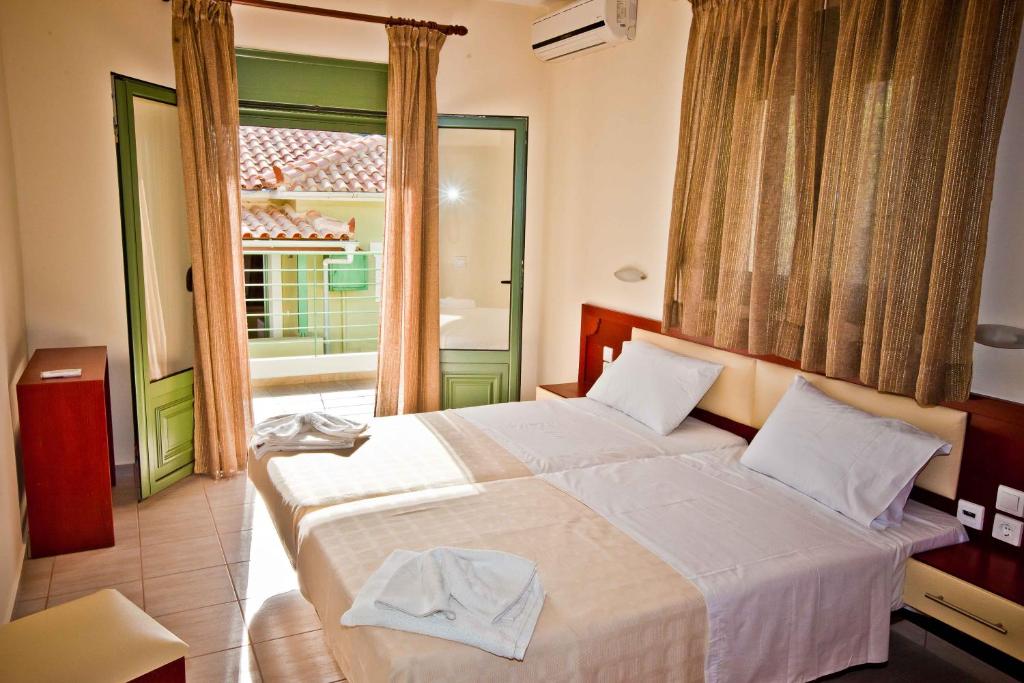 Tempat tidur dalam kamar di Aselinos Suites