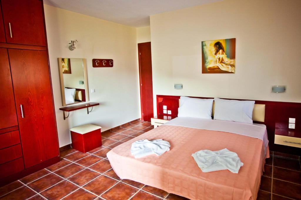 Tempat tidur dalam kamar di Aselinos Suites