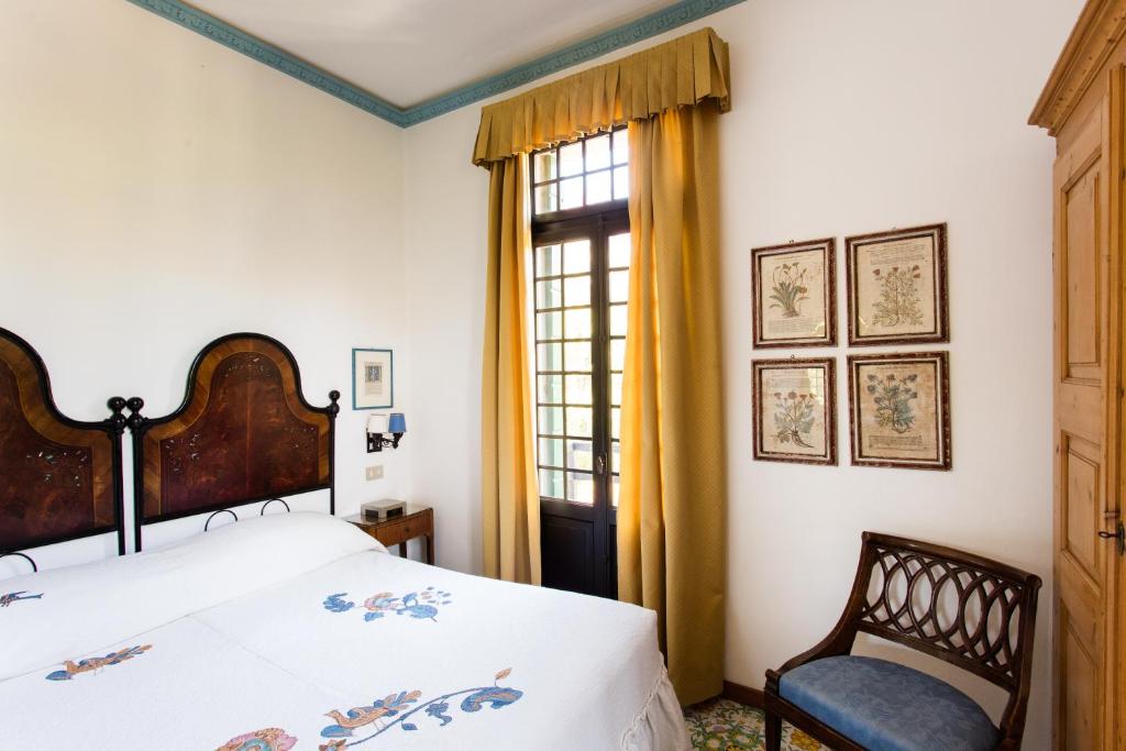 a bedroom with a bed and a window at Residenza d'Epoca Albergo Quattro Fontane in Venice-Lido
