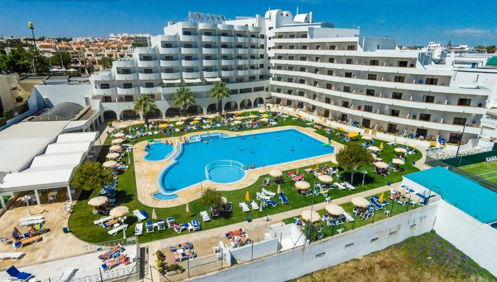 Bazén v ubytování Hotel Apartamento Brisa Sol nebo v jeho okolí
