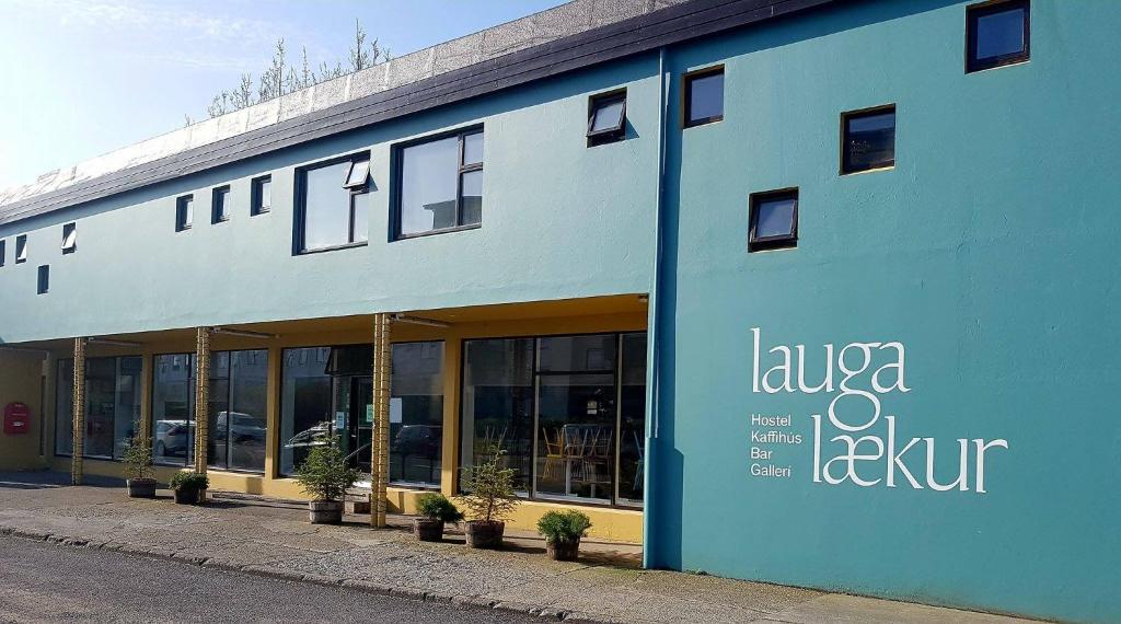 un edificio azul con plantas a su lado en Lækur Guesthouse, en Reikiavik