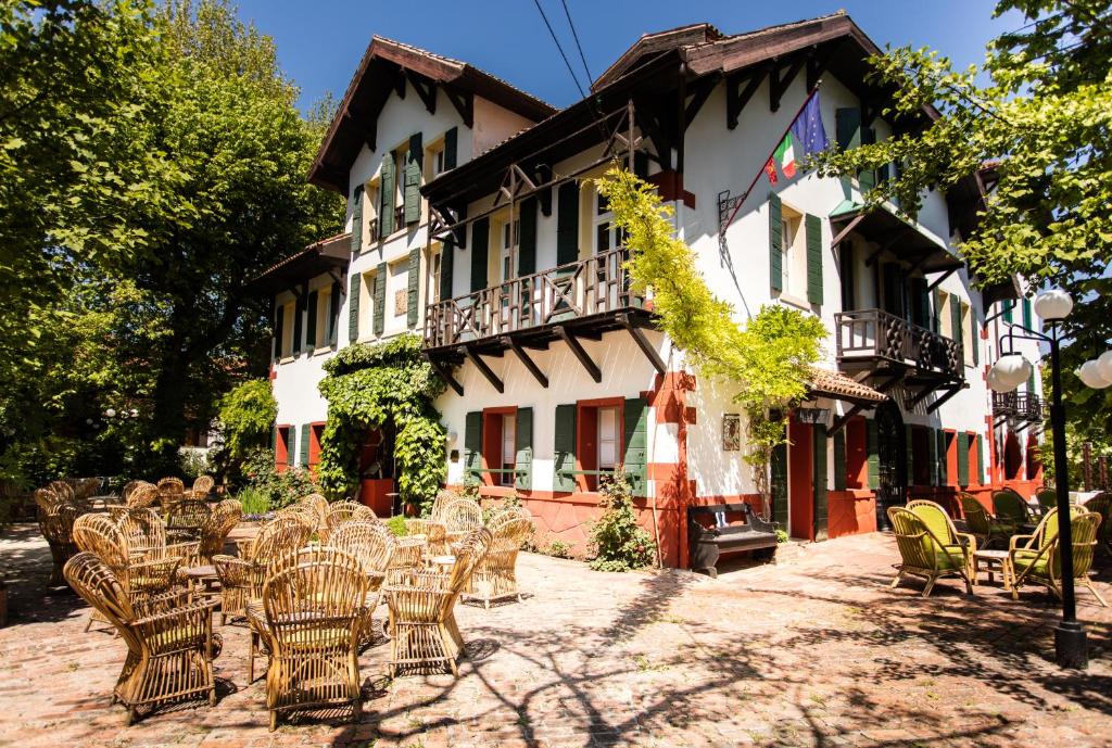 a group of chairs in front of a building at Residenza d'Epoca Albergo Quattro Fontane in Venice-Lido