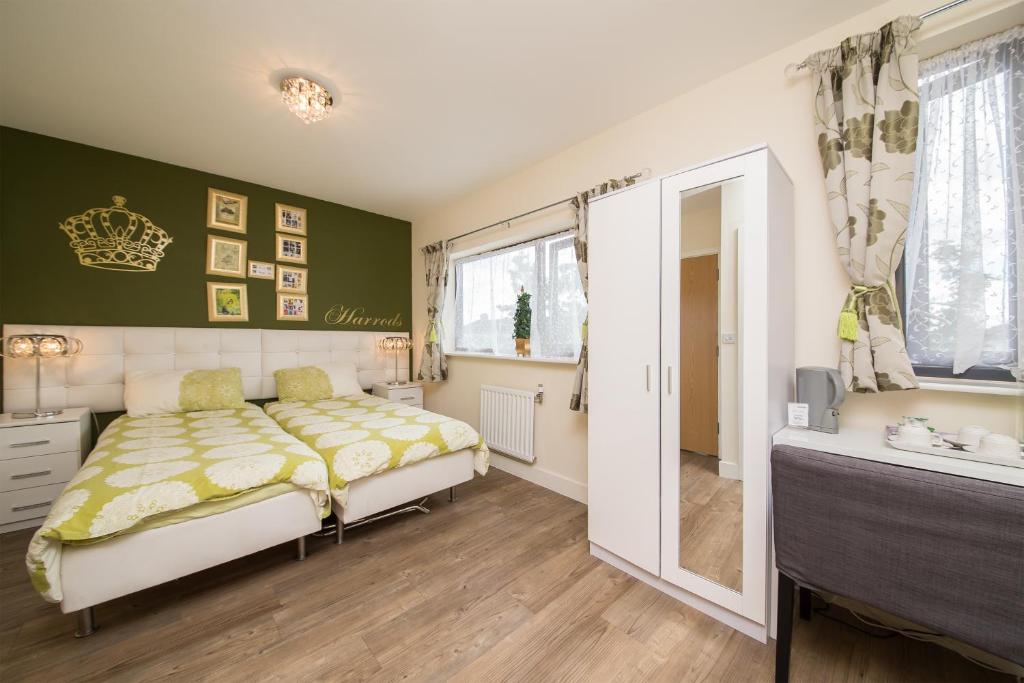 Un dormitorio con una cama grande y una ventana en Rowan Park Lodge, en Croydon