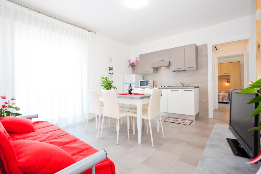 Kuchyň nebo kuchyňský kout v ubytování Hotel Augusta