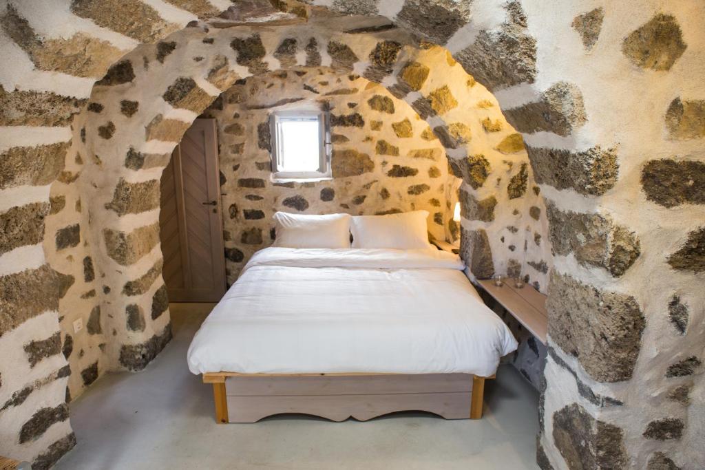 Postel nebo postele na pokoji v ubytování Kafka Stone House