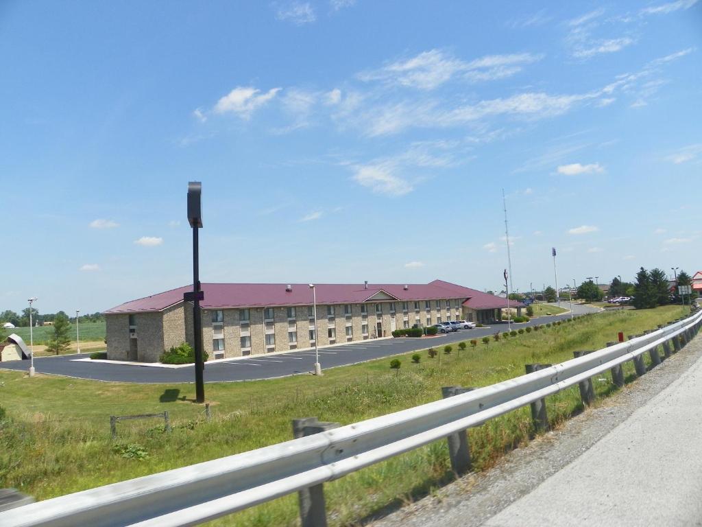 un bâtiment situé sur le côté d'une route dans l'établissement Royalton Inn & Suites Upper Sandusky, à Upper Sandusky