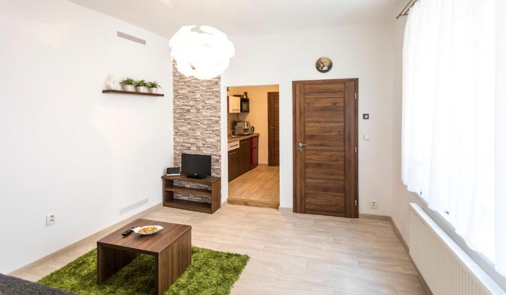 salon ze stołem i drzwiami w obiekcie Apartmán Dolní náměstí w Ołomuńcu