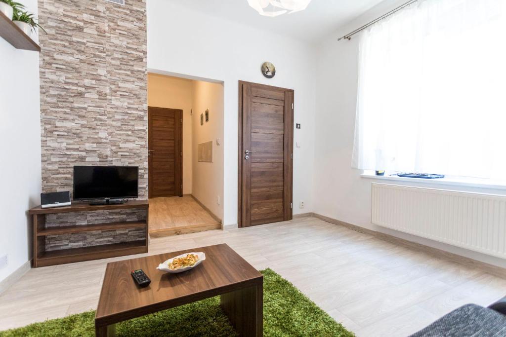 Telewizja i/lub zestaw kina domowego w obiekcie Apartmán Dolní náměstí