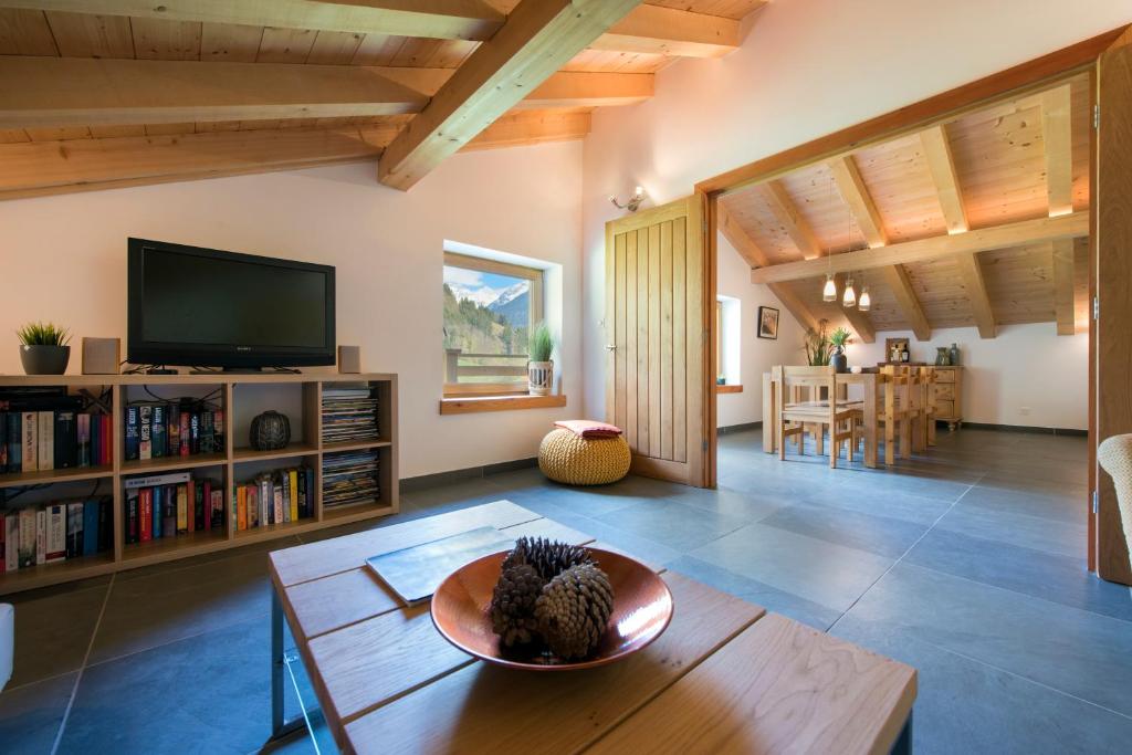 TV a/nebo společenská místnost v ubytování Ski and bike - holiday home Verbier Valley