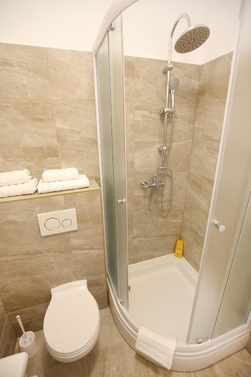Koupelna v ubytování La-La Rooms