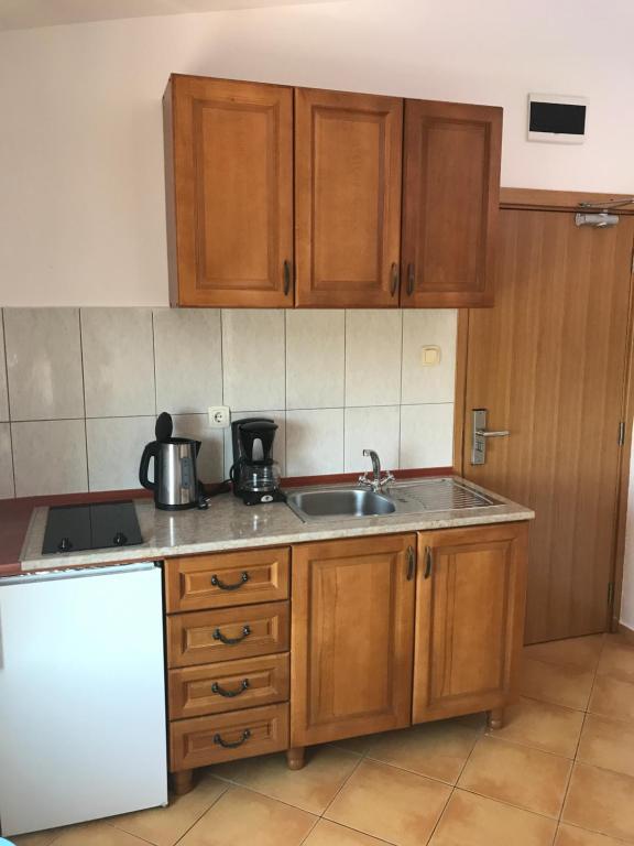 Kuchyň nebo kuchyňský kout v ubytování Apartments De Lara