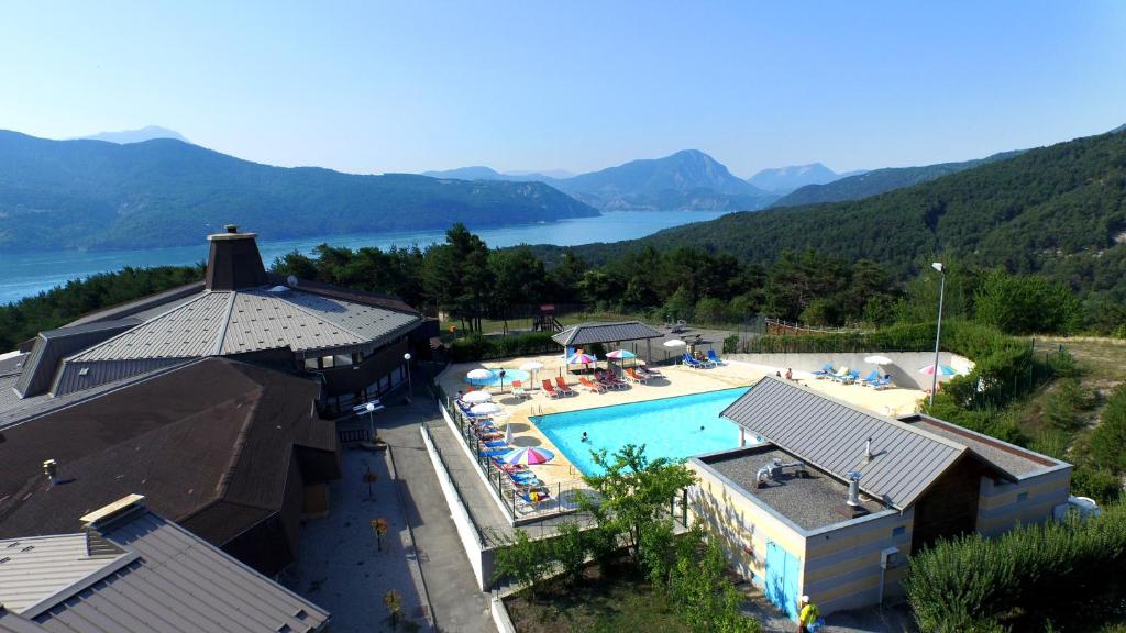 widok z powietrza na ośrodek z basenem w obiekcie VVF Lac de Serre-Ponçon w mieście Chorges