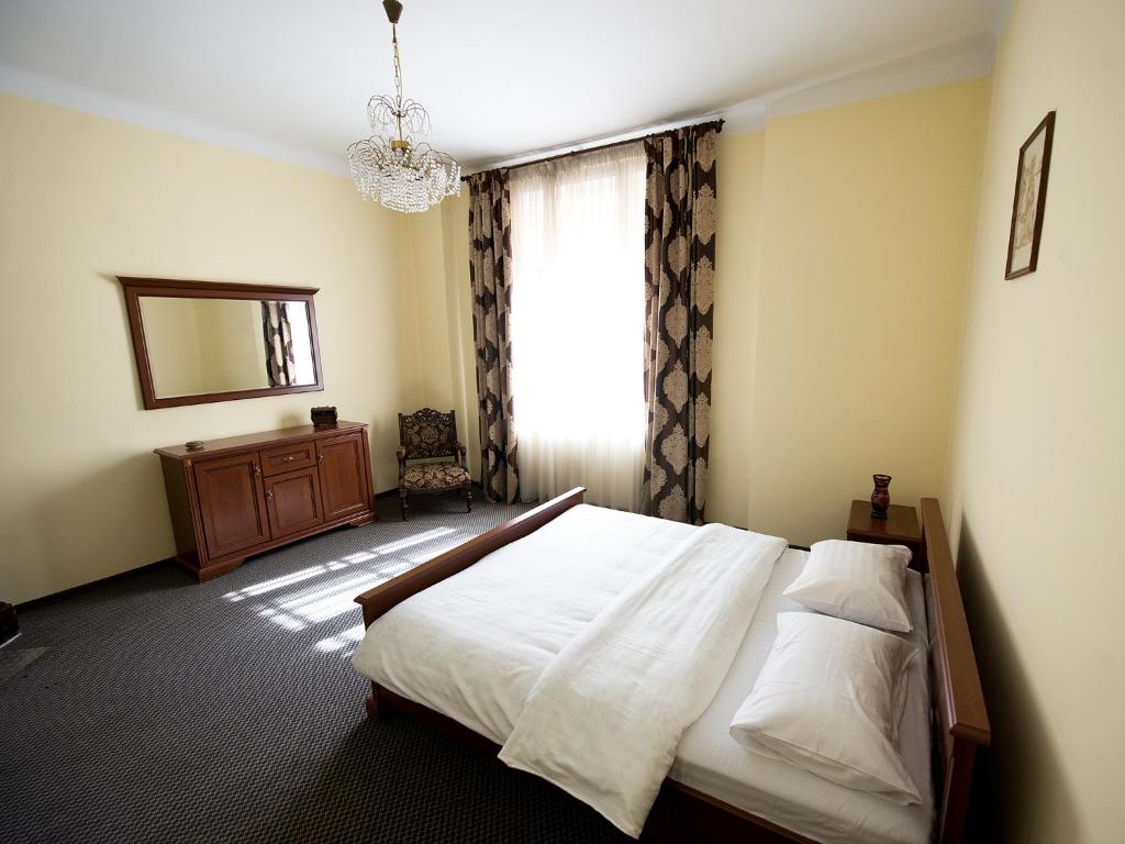 リヴィウにあるCosiest 3-room Apartment In Central Lvivのベッドルーム(大型ベッド1台、窓付)