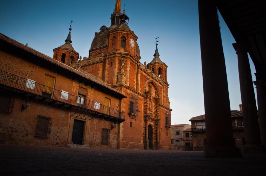 Un vieux bâtiment avec une tour d'horloge en haut dans l'établissement Hospedería Santa Elena, à San Carlos del Valle