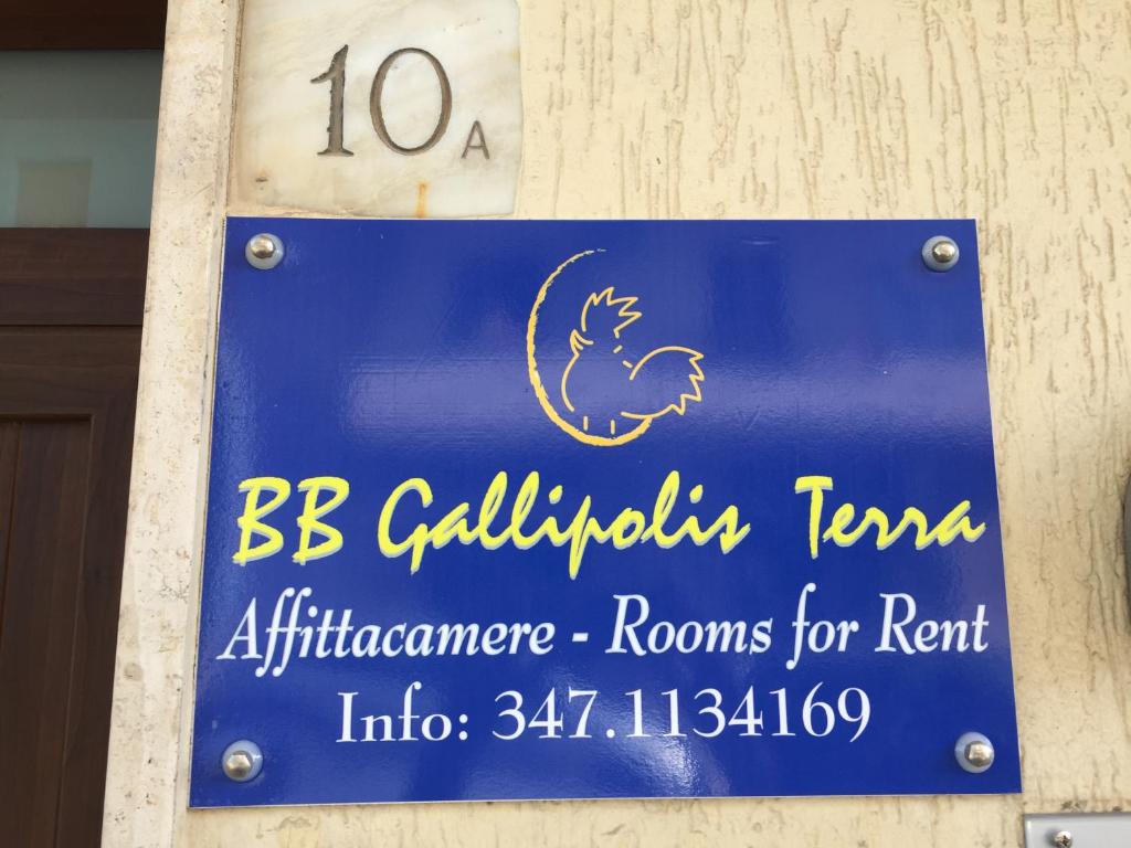 ガリポリにあるBB Gallipolis Terraの壁面青い看板