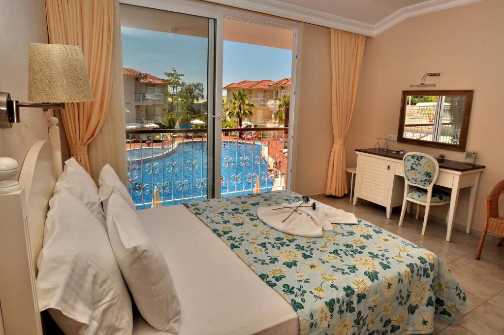 The Blue Lagoon Deluxe Hotel - 