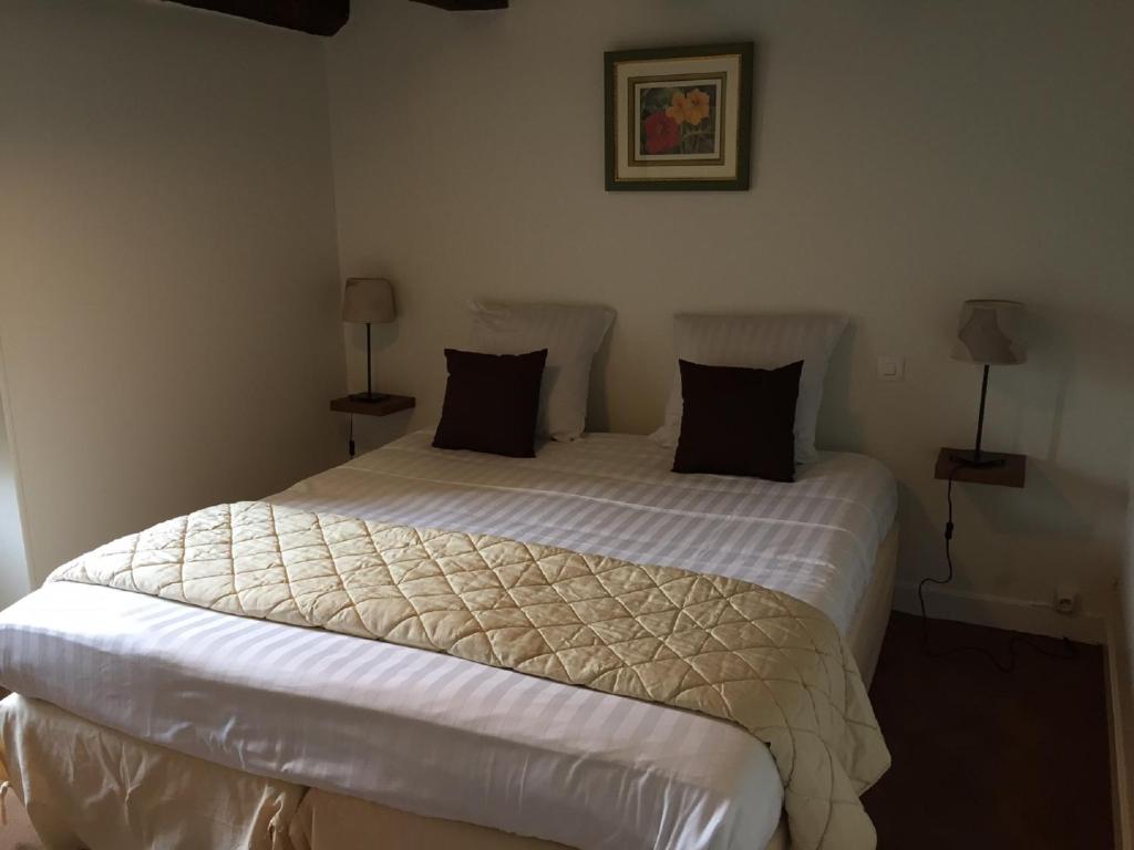 En eller flere senge i et værelse på Les Gites du Colombier