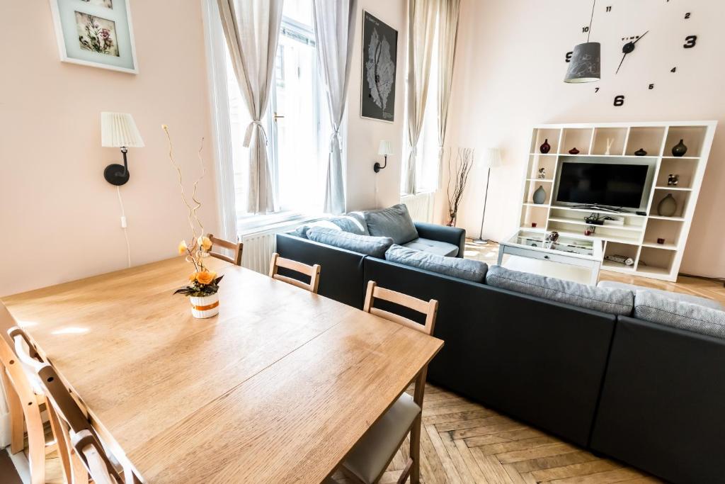 A television and/or entertainment centre at BpR König Design Apartment