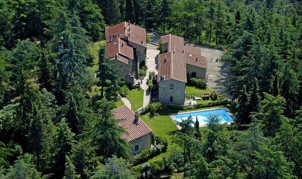 een luchtzicht op een huis met een zwembad bij Castellare in Chianti in Gaiole in Chianti