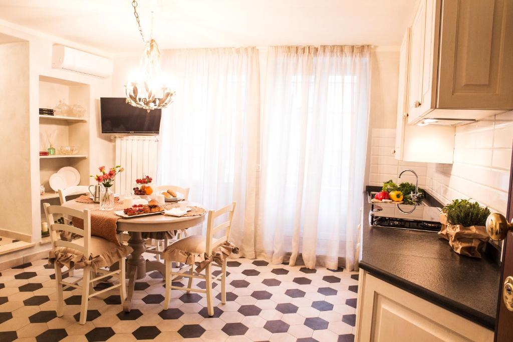 ルッカにあるLuxury Apartment Residence la Fontanaのキッチン(テーブル、椅子付)