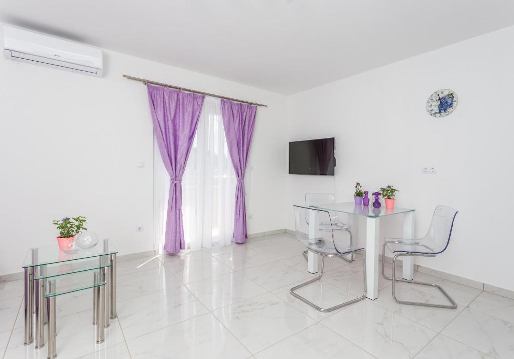 Televízia a/alebo spoločenská miestnosť v ubytovaní Apartments Gabelic
