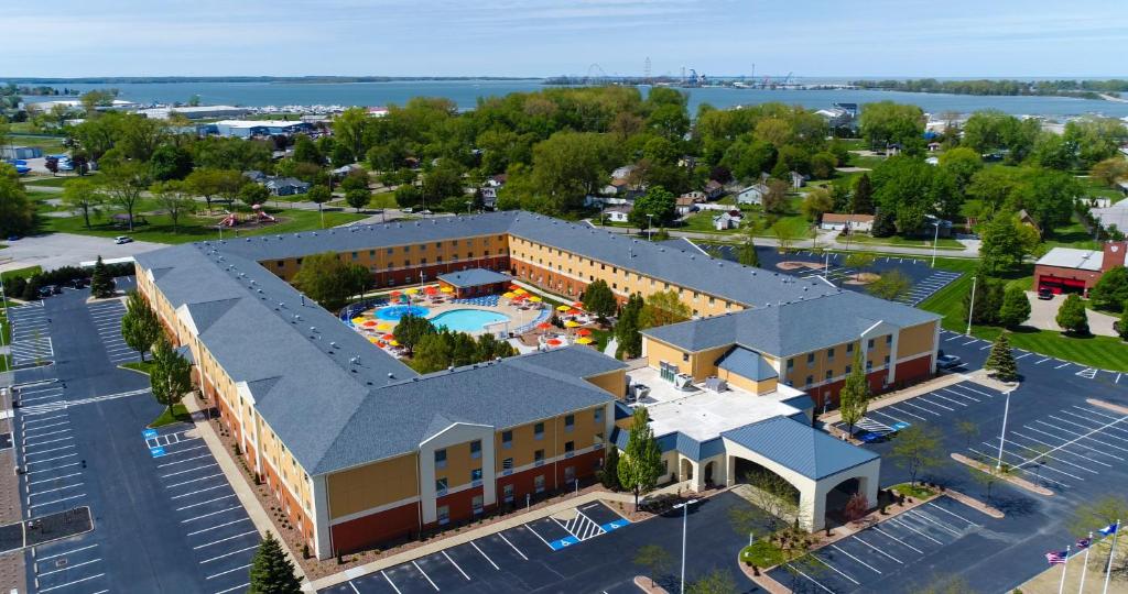 サンダスキーにあるCedar Point's Express Hotelのスイミングプール付きのホテルの空中ビュー