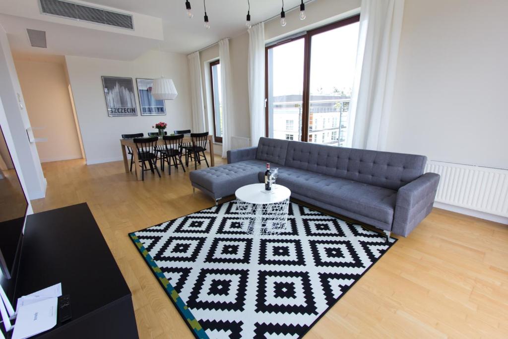 een woonkamer met een bank en een tafel bij Komfortowy apartament Międzyzdroje in Międzyzdroje