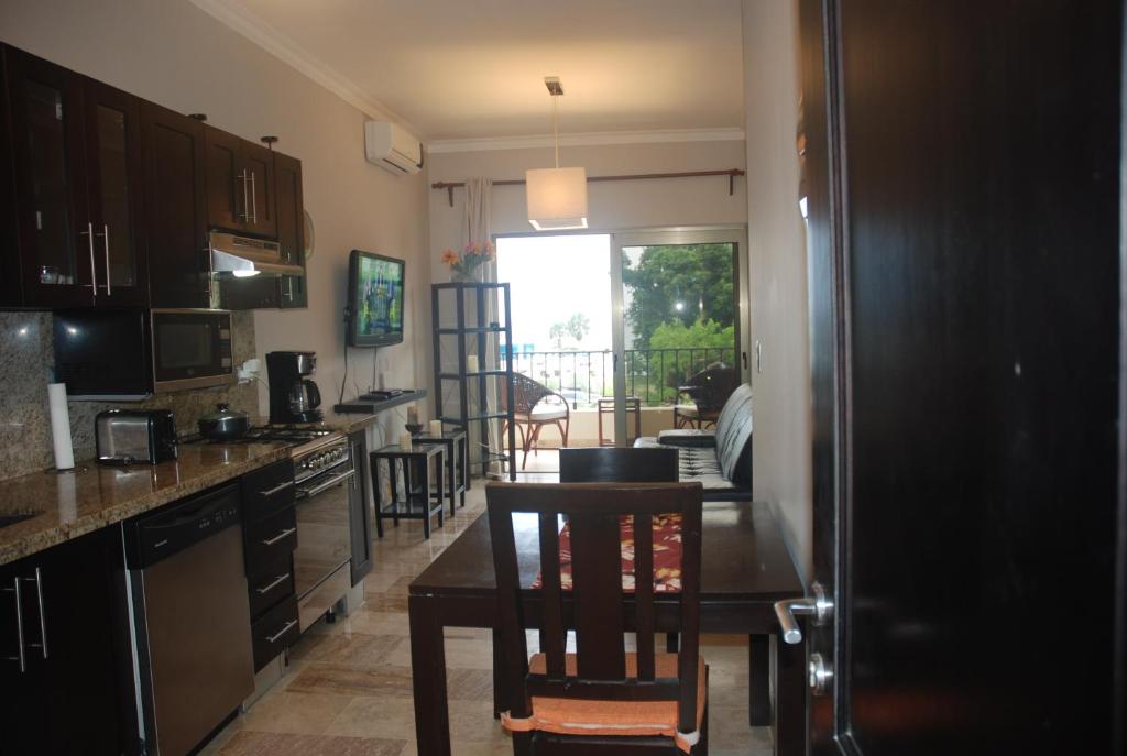 Kuchyň nebo kuchyňský kout v ubytování E&J Beach Condo