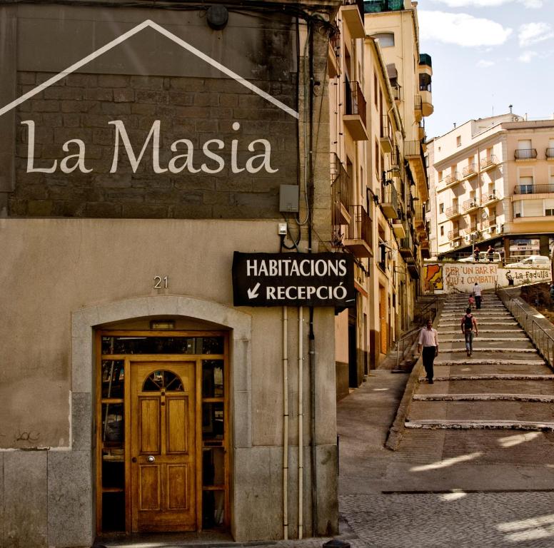 un edificio con un cartel que lee la masica en él en Hostal La Masia, en Manresa